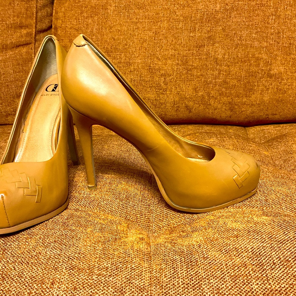 Women’s Kelsi Dagger heels 8.5